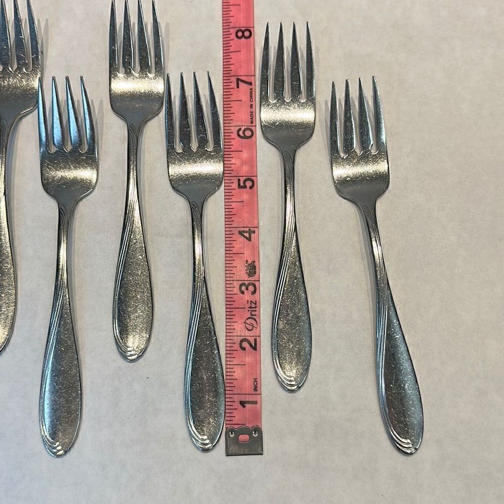 Oneida Stainless Salad Forks Scroll Pattern Lot Set 8 - Picture 2 of 4